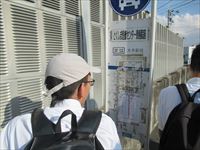 バスの時刻表を確認する様子