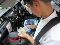 タクシーの支払いをする様子