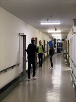 避難準備を始めている様子