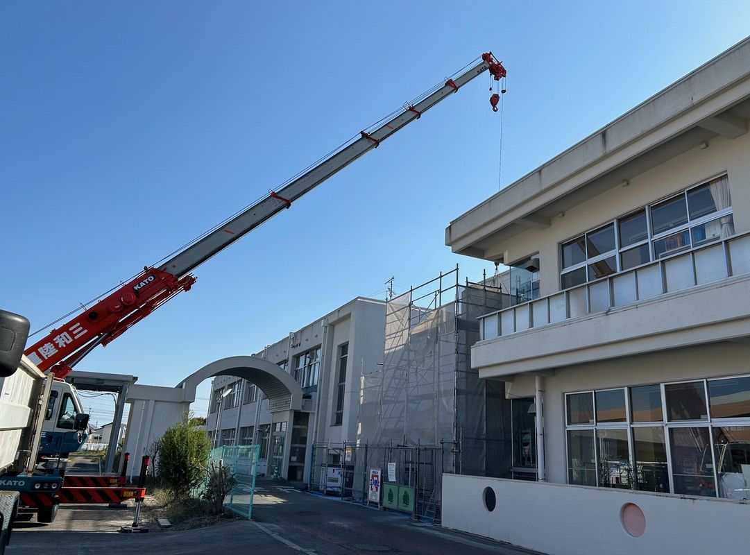 クレーン車での瓦礫搬出