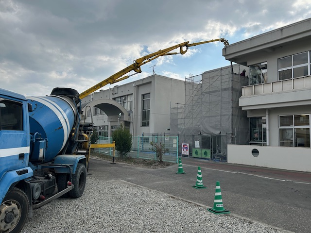 通路をまたぎ、ポンプ車で生コン注入中！