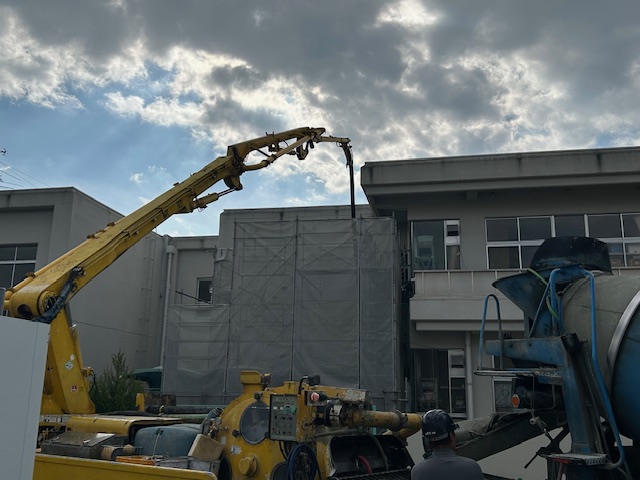 ポンプ車のクレーンは、屋上よりも高くなりますね。