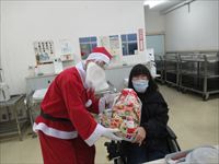 サンタさんからプレゼントをもらっています。