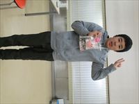 プレゼントを持ってピース