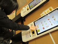 セルフレジを体験している様子