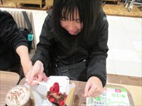 ケーキを食べている様子