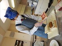 パンにケチャップを塗っているところ