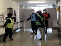 避難行動について、職員間で相談をしている様子