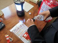 おにぎりパックに水を注ぐ_R