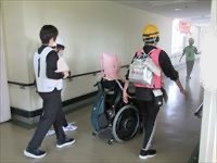 学校へ移動しているところ