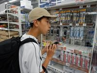 計算をしながら買い物をしている様子