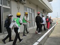 火災避難訓練で中庭側から避難します