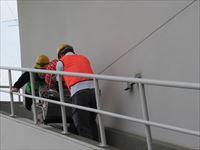 スロープを使用し避難している様子