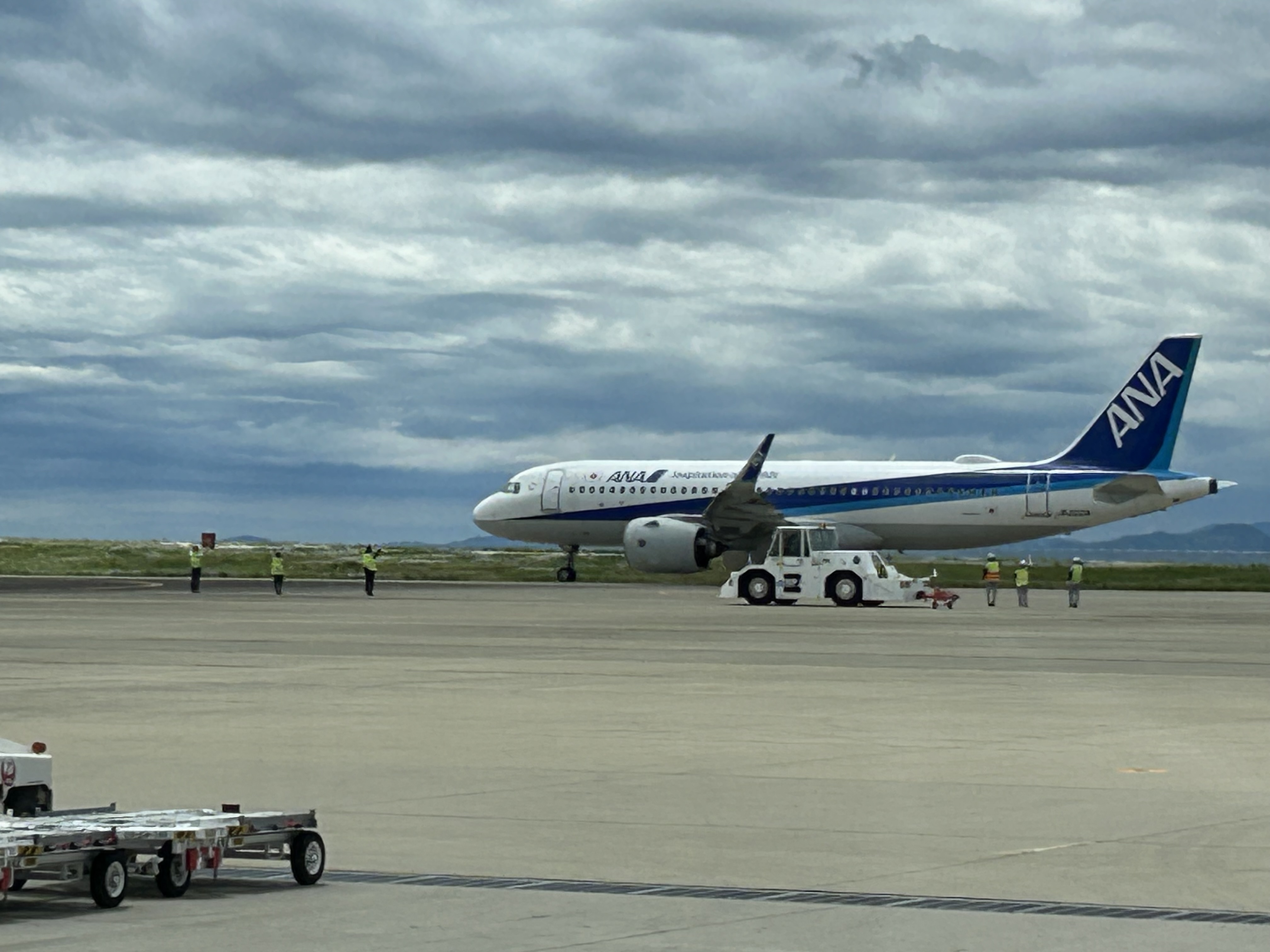 出発する飛行機