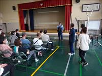 さすまたについて説明を受けている写真