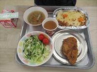 夕食メニューはドリア，台湾風唐揚げ，添え野菜，ベーコンスープでした