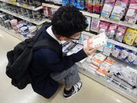 商品の裏面を確認する様子