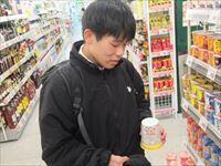 キョーエイ藍住店での買い物の様子