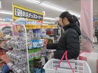 防災用品を選んでいるところ